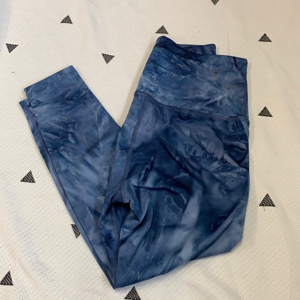 Blue tie dye Beyond Yoga Capri leggings